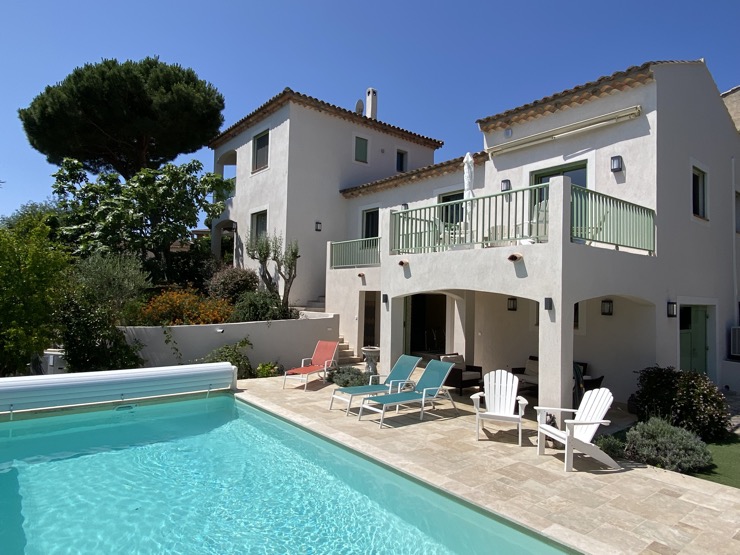 Large, heatable pool with automated cover