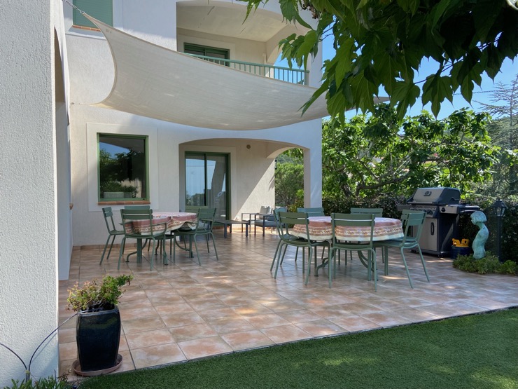 150m2 partially covered terraces (gas-BBQ)